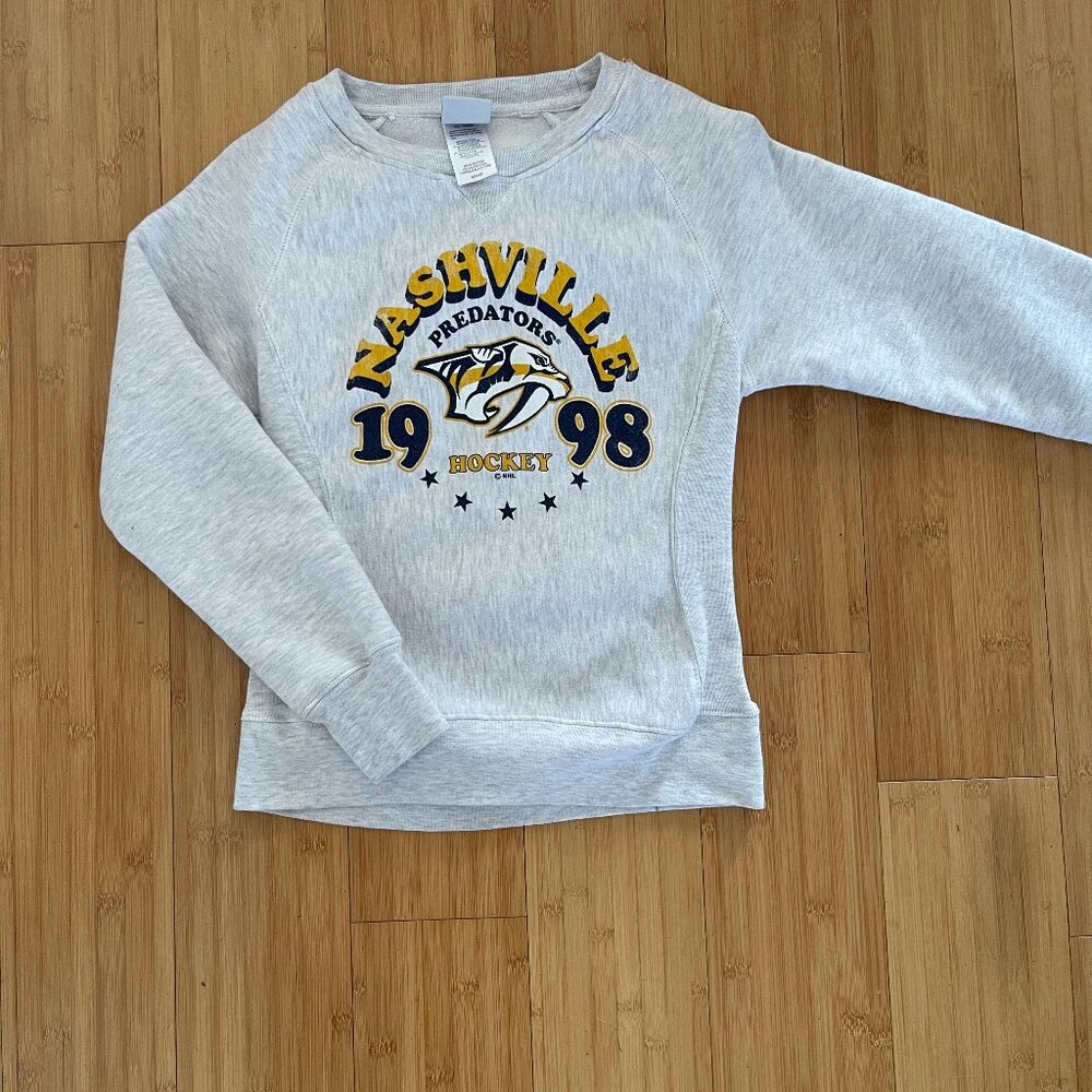 Women's NHL Nashville Preds Sweatshirt Size: Small